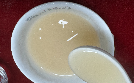 多少媽媽栽在輔導(dǎo)作業(yè)上！姥姥端來(lái)的一杯溫?zé)嵊袡C(jī)葛根粉，竟成了情緒 “滅火器”